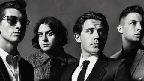 Alex Turner confirma que o Arctic Monkeys está na Inglaterra para trabalhar no novo álbum