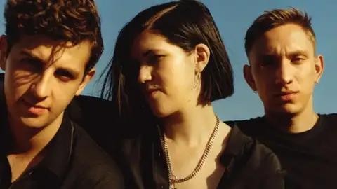 Terceiro álbum do The xx estreia no topo da parada britânica