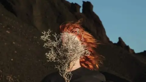 Ouça a dançante "Anymore", faixa que marca o retorno do Goldfrapp depois de quatro anos