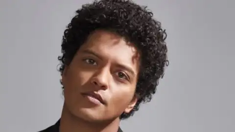 Bruno Mars negocia performance em tributo a Prince no Grammy 2017