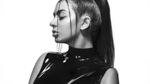 Charli XCX fará show gratuito em São Paulo