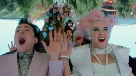 Assista ao clipe de "Chained To The Rhythm", de Katy Perry e Skip Marley