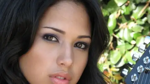 Jasmine Villegas divulga o clipe de "Just A Friend"