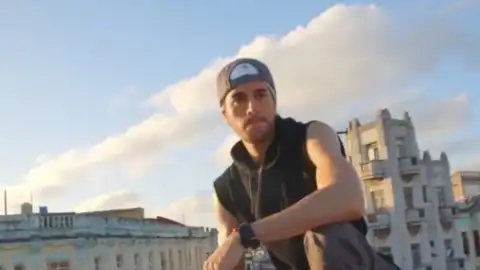 Assista ao clipe de "Súbeme La Radio", novo single de Enrique Iglesias