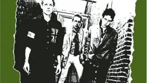 Álbum de estreia do The Clash completa 40 anos. Relembre esse marco do punk rock!