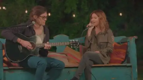 Ashley Tisdale divulga cover de "Don't Let Me Down", do The Chainsmokers