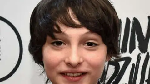 Veja Finn Wolfhard, o Mike de "Stranger Things", fazer covers de New Order e Guns 'n Roses!