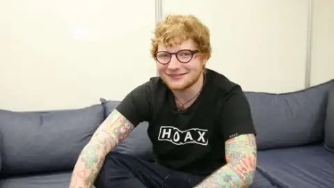 "÷" de Ed Sheeran volta ao topo da parada britânica de álbuns