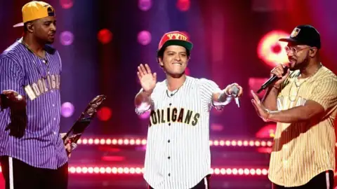 Confira as performances de Bruno Mars, Chris Brown e mais no BET Awards 2017