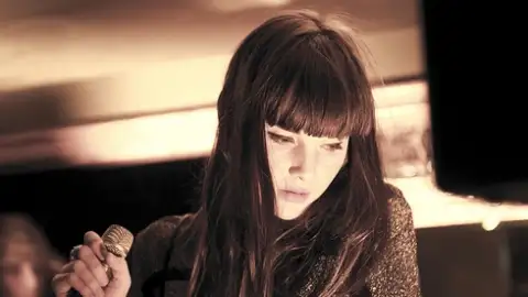 "California" da série The O.C. ganha versão acústica de Lisa Mitchell