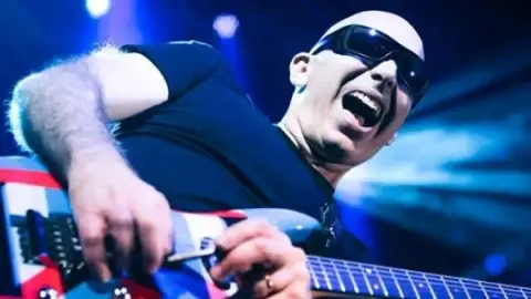 Joe Satriani fará show gratuito em São Paulo