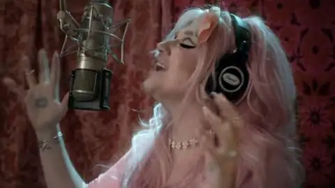 Kesha lança o clipe de "Rainbow". Veja!