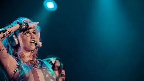 Ke$ha infecciona braço de músico que pediu para ser tatuado por ela