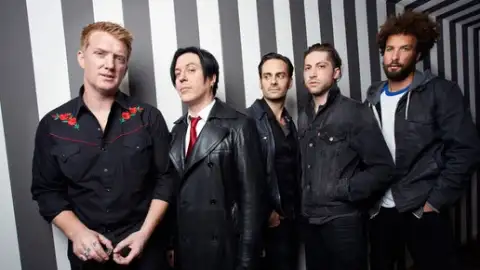 'Villains' do Queens Of The Stone Age estreia no topo da parada britânica de álbuns