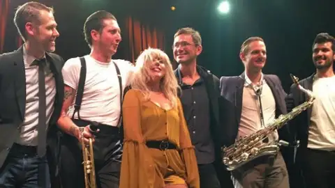 Lady Gaga faz surpresa em clube de jazz logo após show da "Joanne World Tour". Veja os vídeos!