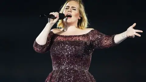 Adele recusa proposta milionária para fazer shows no Oriente Médio