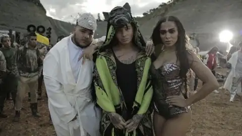 J Balvin divulga nova prévia do vídeo "Machika", parceria com Anitta. Assista!