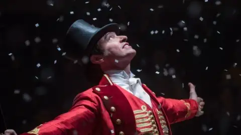 Trilha de "O Rei Do Show" fica no topo da parada britânica. Camila Cabello fica em segundo lugar