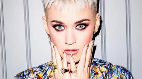 Katy Perry admite que mudaria letra de "I Kissed A Girl": "Tem estereótipos nela"