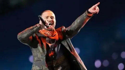 Justin Timberlake não consegue tirar a trilha de "O Rei do Show" do topo da parada britânica