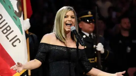 Fergie se desculpa por versão do Hino Nacional dos EUA em jogo da NBA
