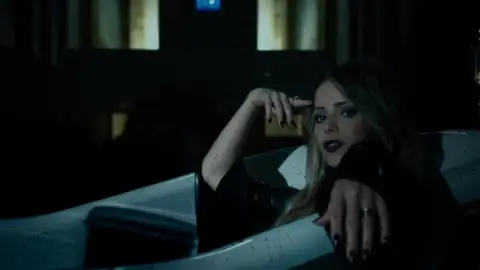 Veja Sandy com visual "trevoso" no novo clipe do Angra, "Black Widow's Web"
