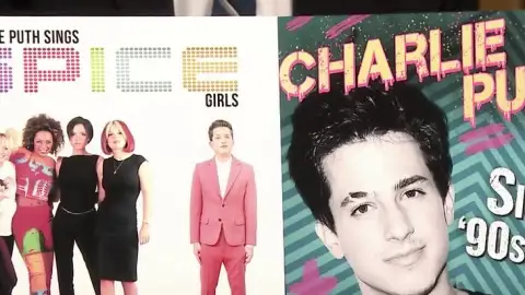 Charlie Puth canta hits do blink-182 e Spice Girls ao seu estilo em quadro de humor. Veja!