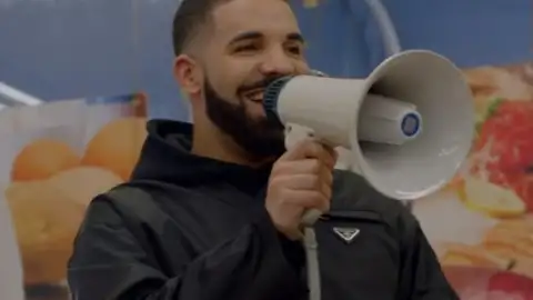 Pela terceira semana, "Scorpion" de Drake fica em primeiro lugar na parada do Reino Unido