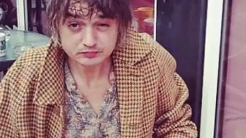 Pete Doherty dos Libertines vence o desafio de comer "mega café da manhã" em lanchonete