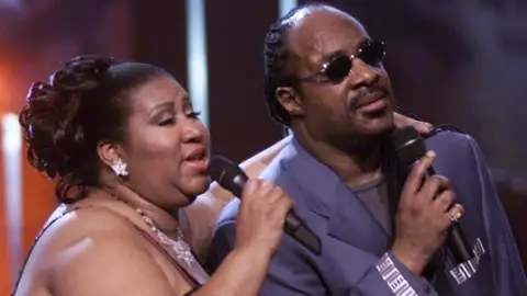 Stevie Wonder, Chaka Khan e Jennifer Hudson irão se apresentar no funeral de Aretha Franklin