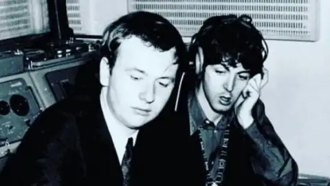 Geoff Emerick, engenheiro de som que trabalhou com os Beatles, morre aos 72 anos