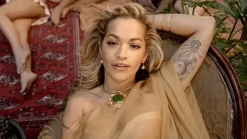Rita Ora chega ao top 10 do Reino Unido com "Let You Love Me" e faz história na parada