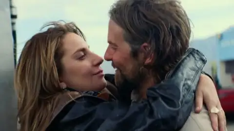 "Shallow" se torna o quinto  single de Lady Gaga a chegar ao topo da parada do Reino Unido