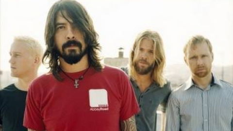 Foo Fighters e Arctic Monkeys são confirmados no Loollapalooza Brasil