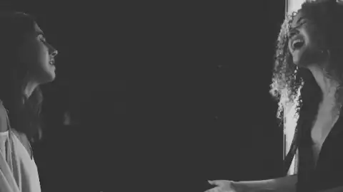 Anavitória cantam em inglês em música do projeto ANALAGA. Escute "Oceans"