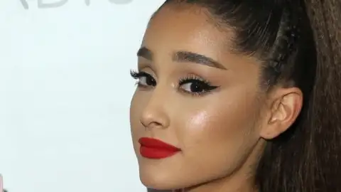 Pela terceira semana, "Thank U, Next" de Ariana Grande fica no topo da parada britânica
