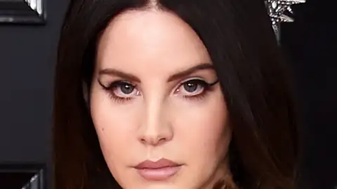 Lana Del Rey mostra músicas inéditas em evento beneficente. Veja!