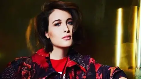 Alice Merton dirige seu primeiro clipe para música de novo álbum. Veja "Funny Business"!