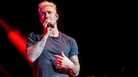 Maroon 5 começa os ensaios para o seu show no Super Bowl LIII. Veja as fotos!