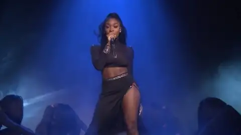 Normani faz performance do single "Waves", com o rapper 6LACK, no Jimmy Fallon. Veja!