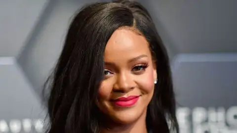 Rihanna solta a voz em evento da Fenty Beauty e canta seu hit "Rehab". Confira!