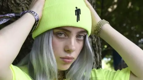 Billie Eilish é a artista feminina mais jovem a chegar ao topo da parada britânica de álbuns