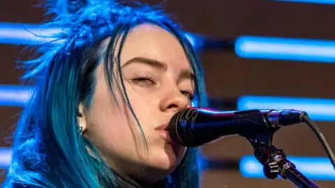 Billie Eilish estreia no topo da parada americana de álbuns