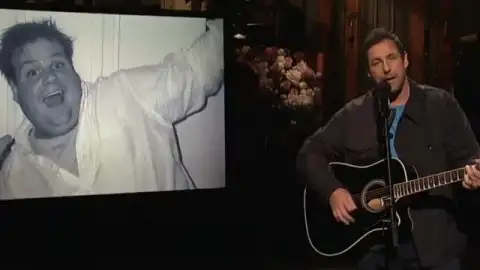 De volta ao Saturday Night Live, Adam Sandler emociona público com tributo a Chris Farley