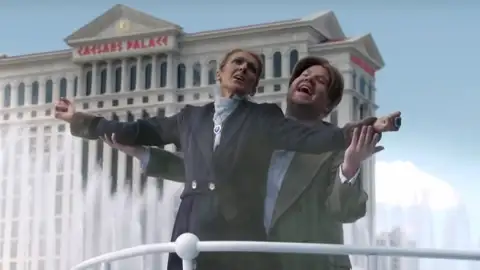 Céline Dion e James Corden recriam cena do filme "Titanic" no quadro "Carpool Karaoke". Confira!