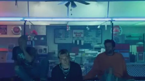 LANY lança clipe para "Okay", single em parceria com Julia Michaels. Confira!