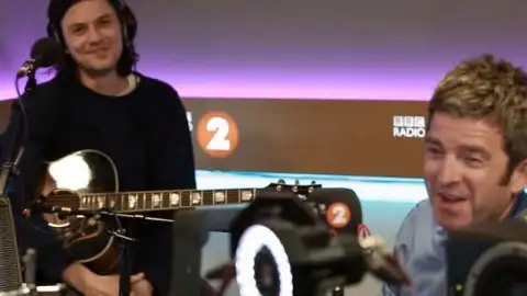 James Bay canta "Don't Look Back in Anger" do Oasis na frente de Noel Gallagher