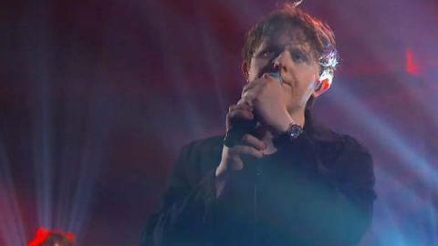 Lewis Capaldi se mantém no topo da parada britânica de álbuns com seu disco de estreia