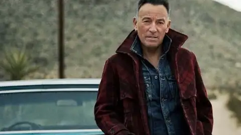 Bruce Springsteen supera Madonna e fica no topo da parada de álbuns do Reino Unido