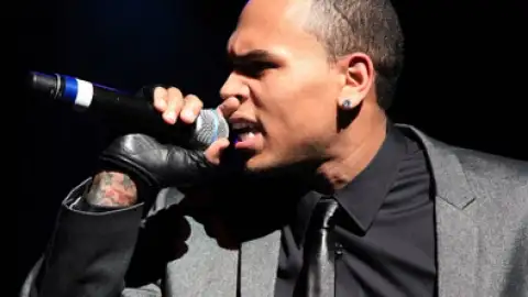 "Strip": Chris Brown se diverte em novo videoclipe